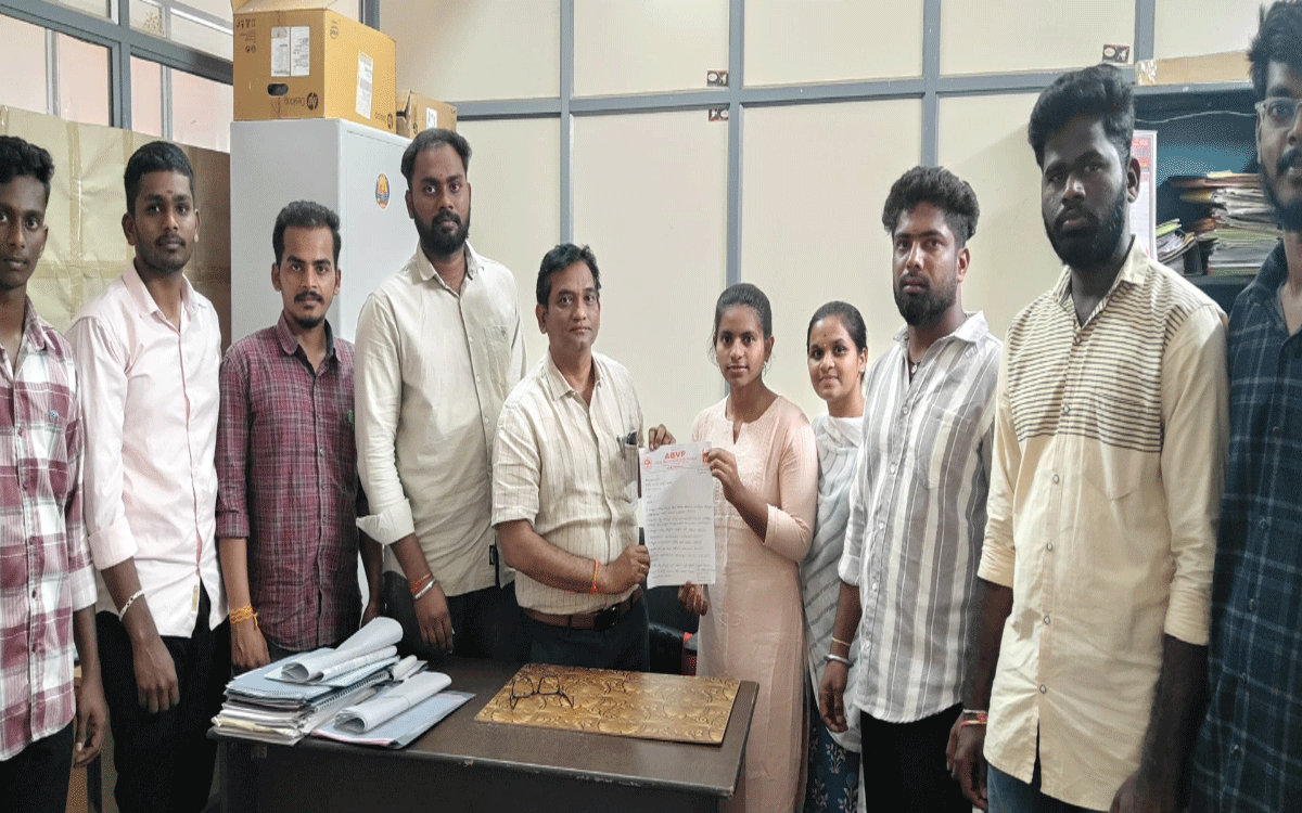 MGU : సమస్యలు పరిష్కరించాలని ఎంజీయూ హాస్ట‌ల్స్‌ డైరెక్టర్‌కు విద్యార్థుల‌ వినతి