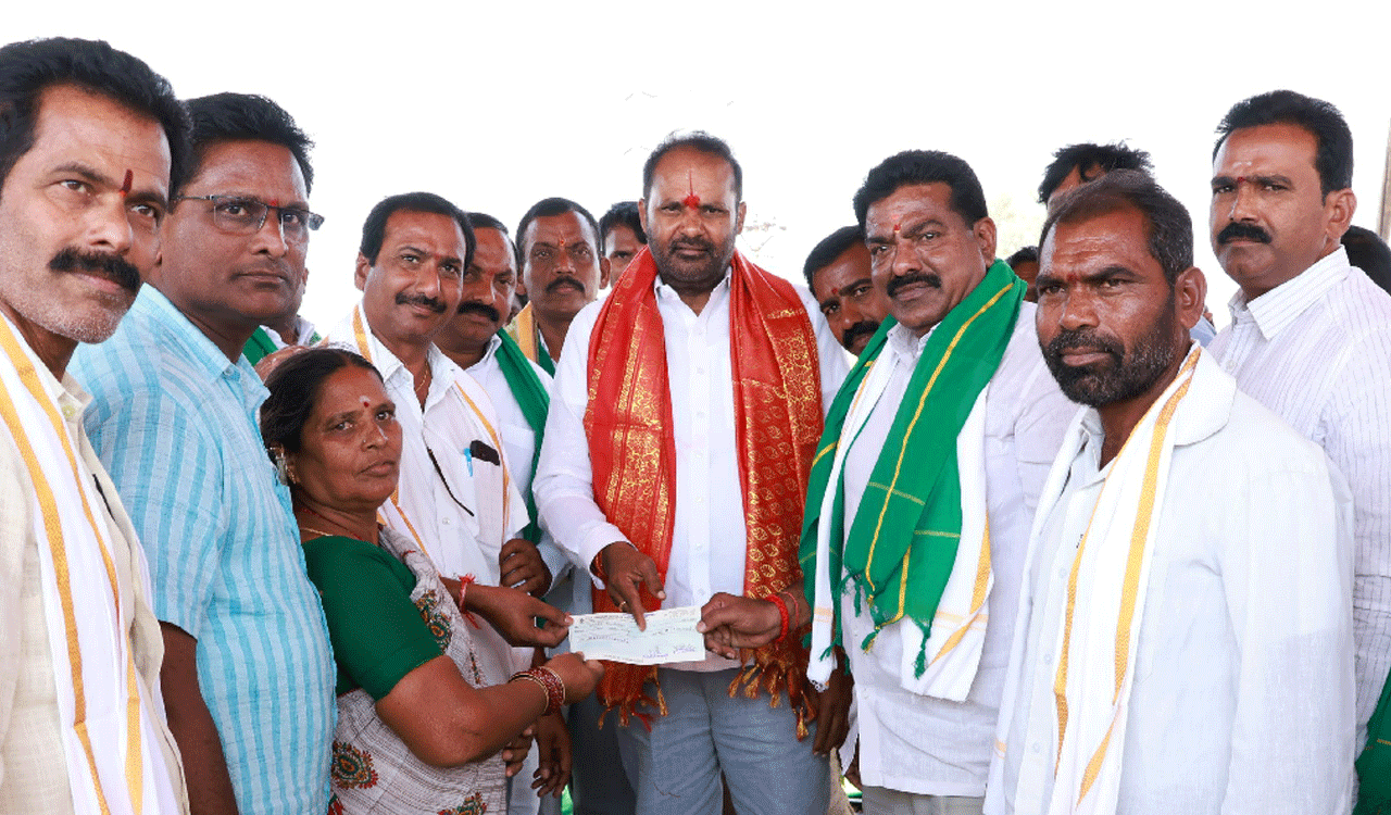 Insurance cheque | ప్రమాద బీమా చెక్కు పంపిణీ చేసిన ఎమ్మెల్యే