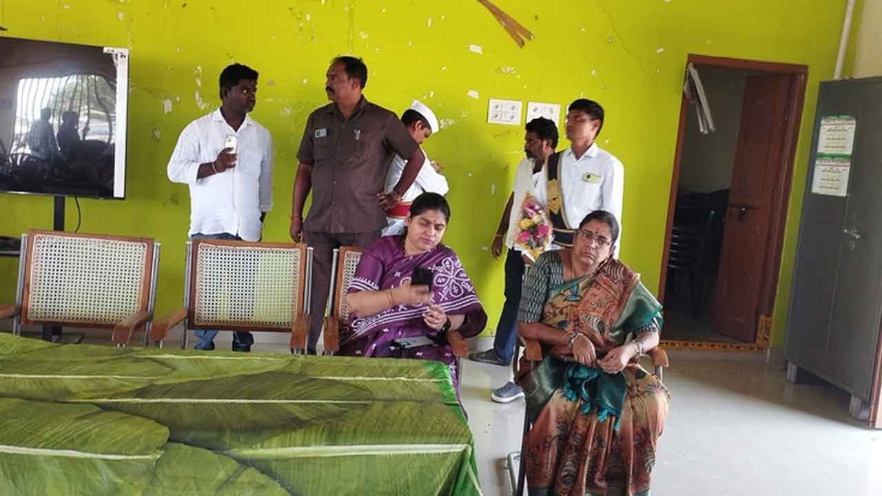MLA Yashaswini Reddy | ఎమ్మెల్యే రాక కోసం కలెక్టర్‌కు తప్పని నిరీక్షణ