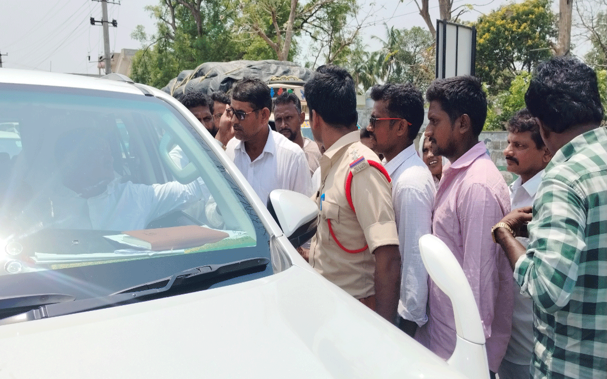 Chandrugonda : అధికార పార్టీ ఎమ్మెల్యే ఆదినారాయణ కాన్వాయ్ అడ్డగింత