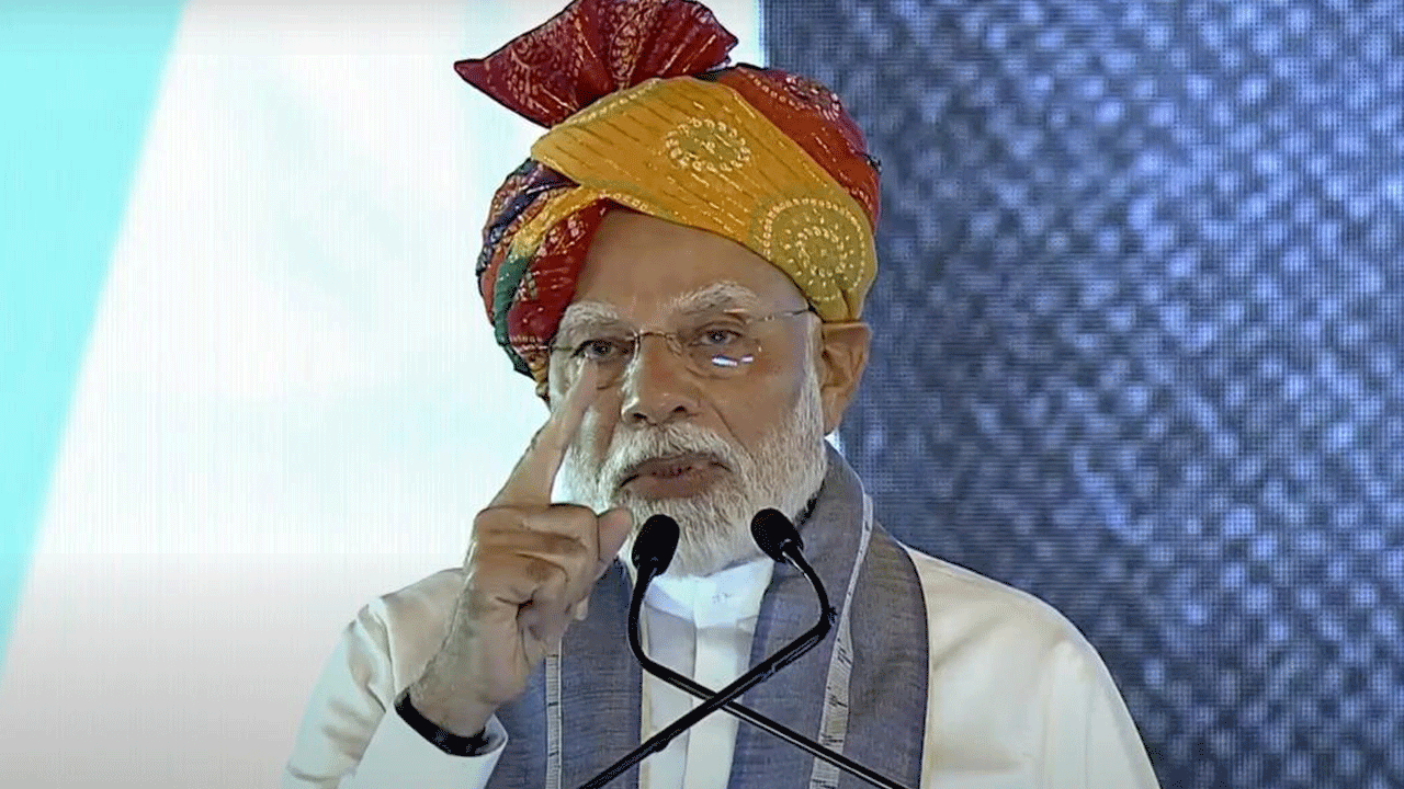 PM Modi: అధికారం కోసం రాజ్యాంగాన్ని ఆయుధంగా వాడుకుంటున్న కాంగ్రెస్:  ప్ర‌ధాని మోదీ