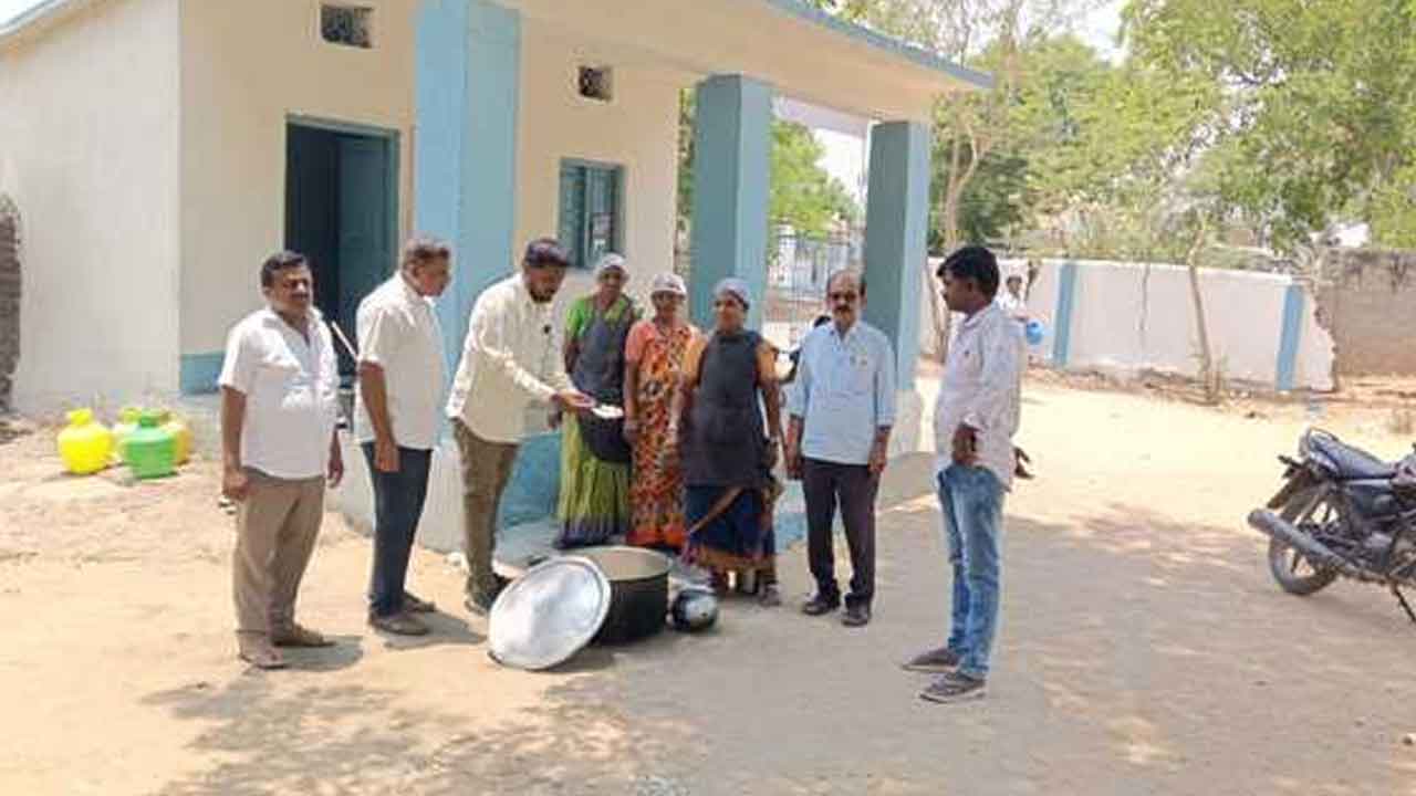 Midday meal | వడ్వాట్‌లో మధ్యాహ్న భోజనాన్ని తనిఖీ చేసిన ఎంపీడీవో