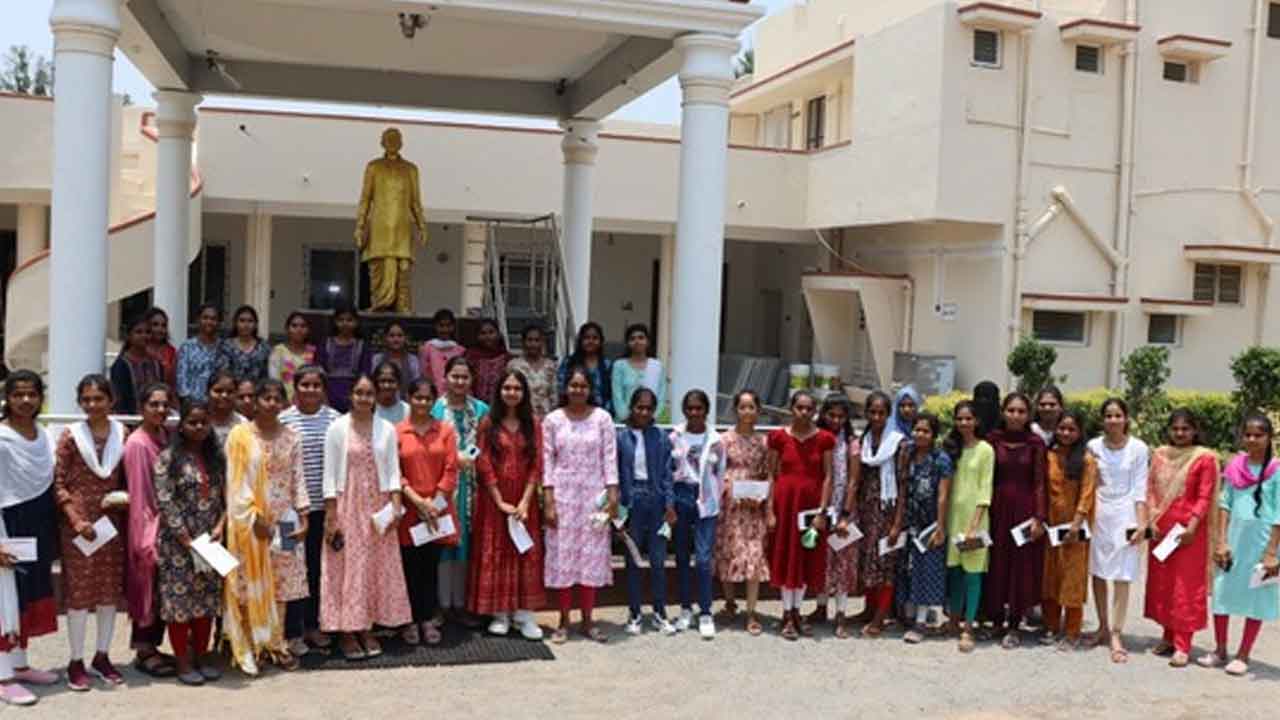 Mulukanur | ములుకనూరు సహకార సంఘంలో సభ్యుల పిల్లలకు ప్రోత్సాహక బహుమతుల పంపణీ