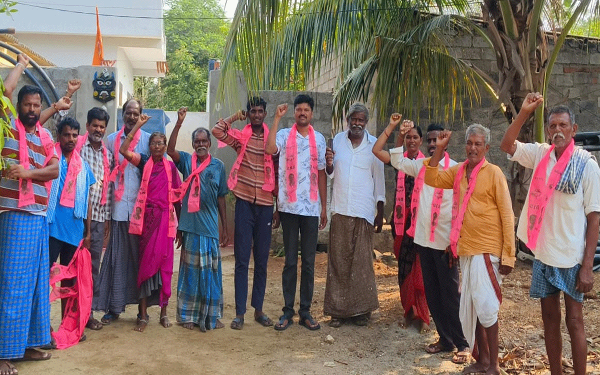 Chivvemla : బీఆర్ఎస్ రజతోత్సవ సభను విజయవంతం చేయాలి : భూక్య నాగూనాయక్