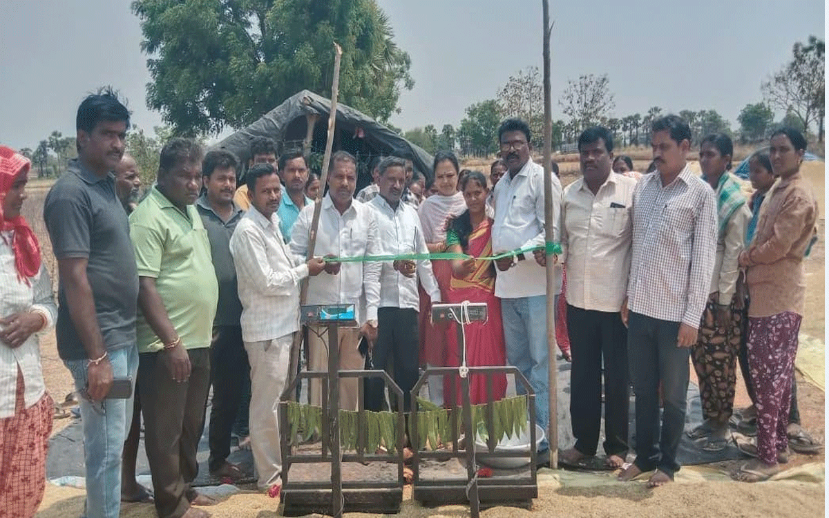 Munugode : రైతులు ధాన్యం ద‌ళారుల‌కు అమ్మి మోస‌పోవ‌ద్దు : దోటి నారాయ‌ణ‌