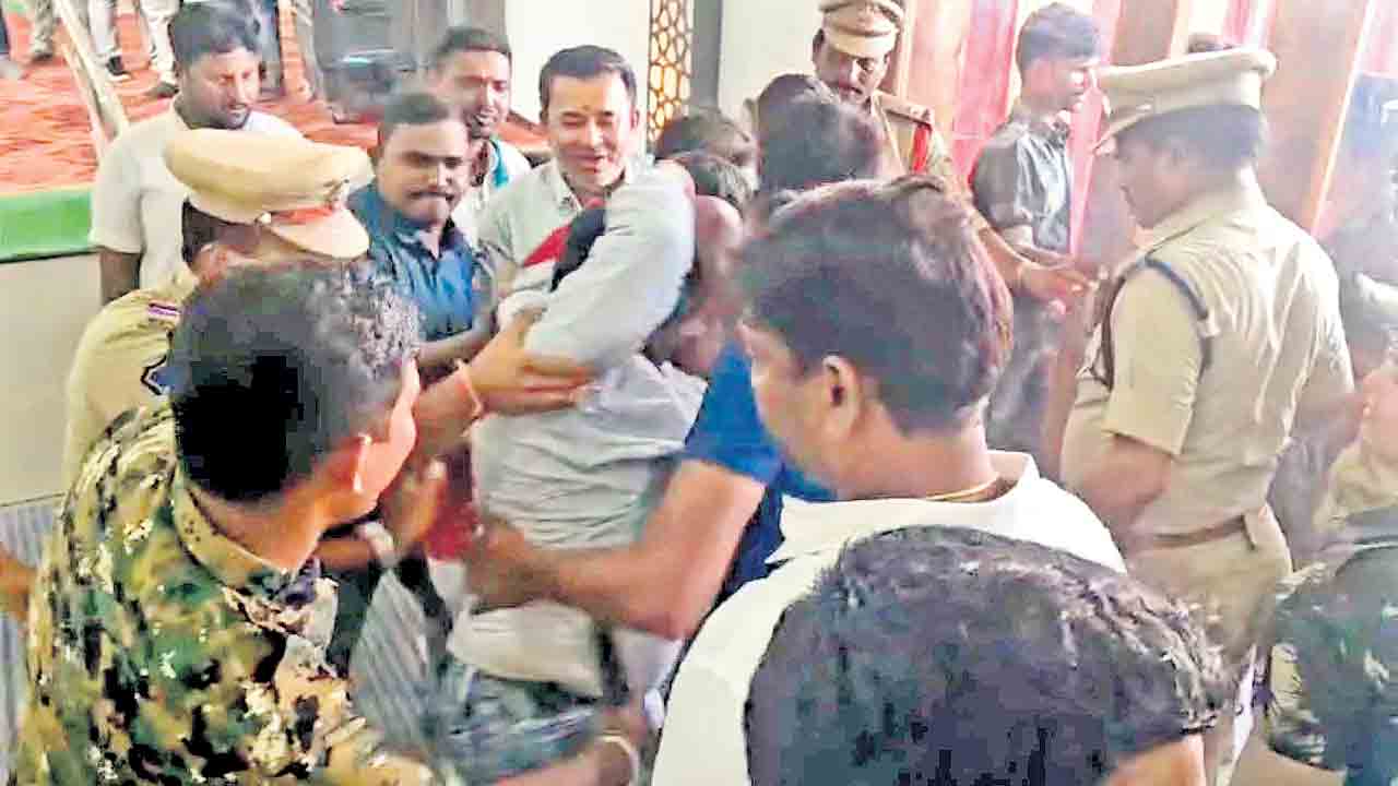 Telangana | హామీలపై నిలదీస్తే లాఠీచార్జ్.. మంత్రి పర్యటనలో పోలీస్ జులుం