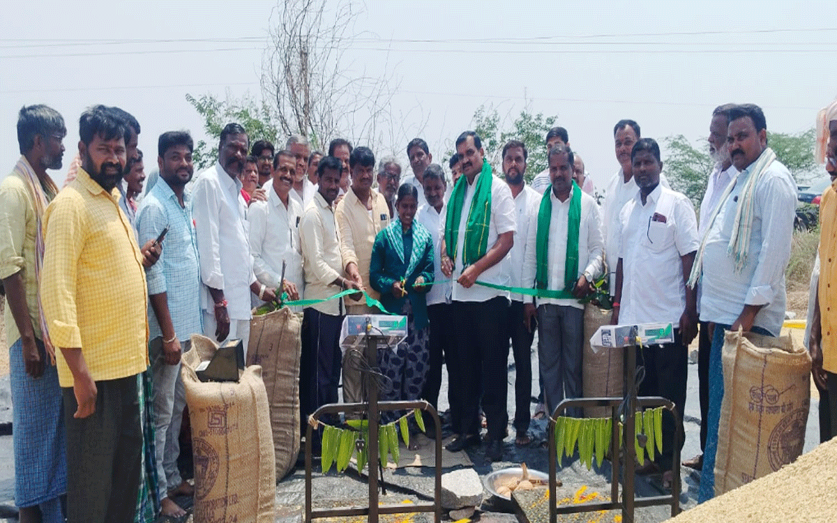 Munugode : ధాన్యం కొనుగోలు కేంద్రాలను సద్వినియోగం చేసుకోవాలి : కుంభం శ్రీ‌నివాస్‌రెడ్డి