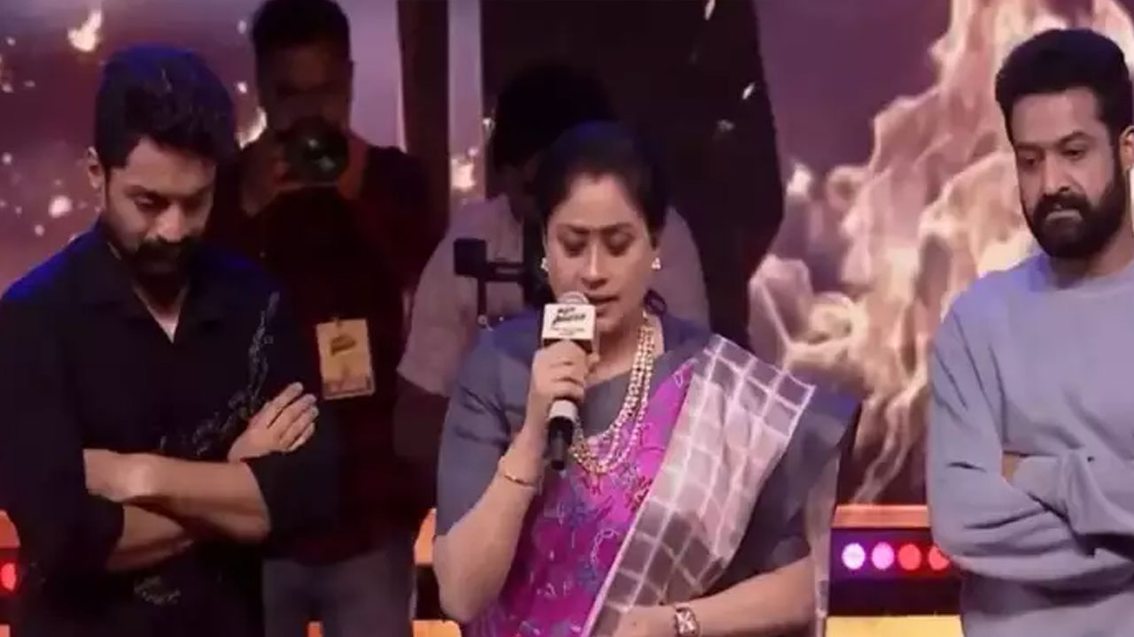 NTR | విజ‌య‌శాంతి మాట్లాడుతుండ‌గా ఫ్యాన్స్ గోల.. స్టేజ్ దిగేస్తానంటూ ఎన్టీఆర్ ఫైర్