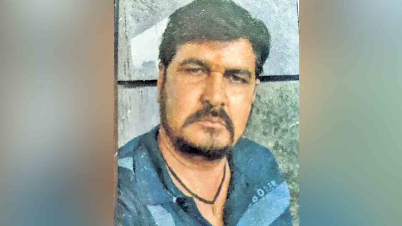 బెడ్‌రూంలో కిందపడి వ్యక్తి మృతి