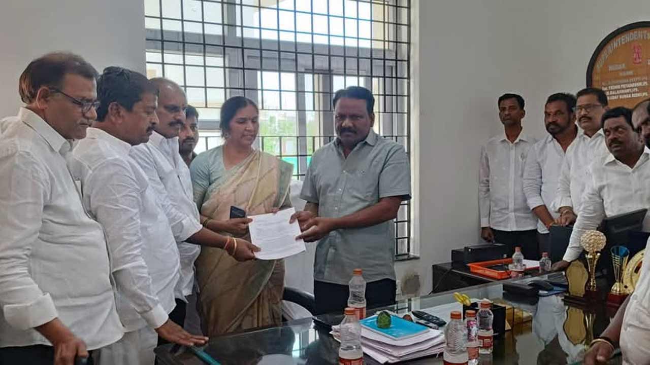 మెదక్‌ ఎమ్మెల్యేపై ఎస్పీకి బీఆర్ఎస్‌ నాయకుల ఫిర్యాదు