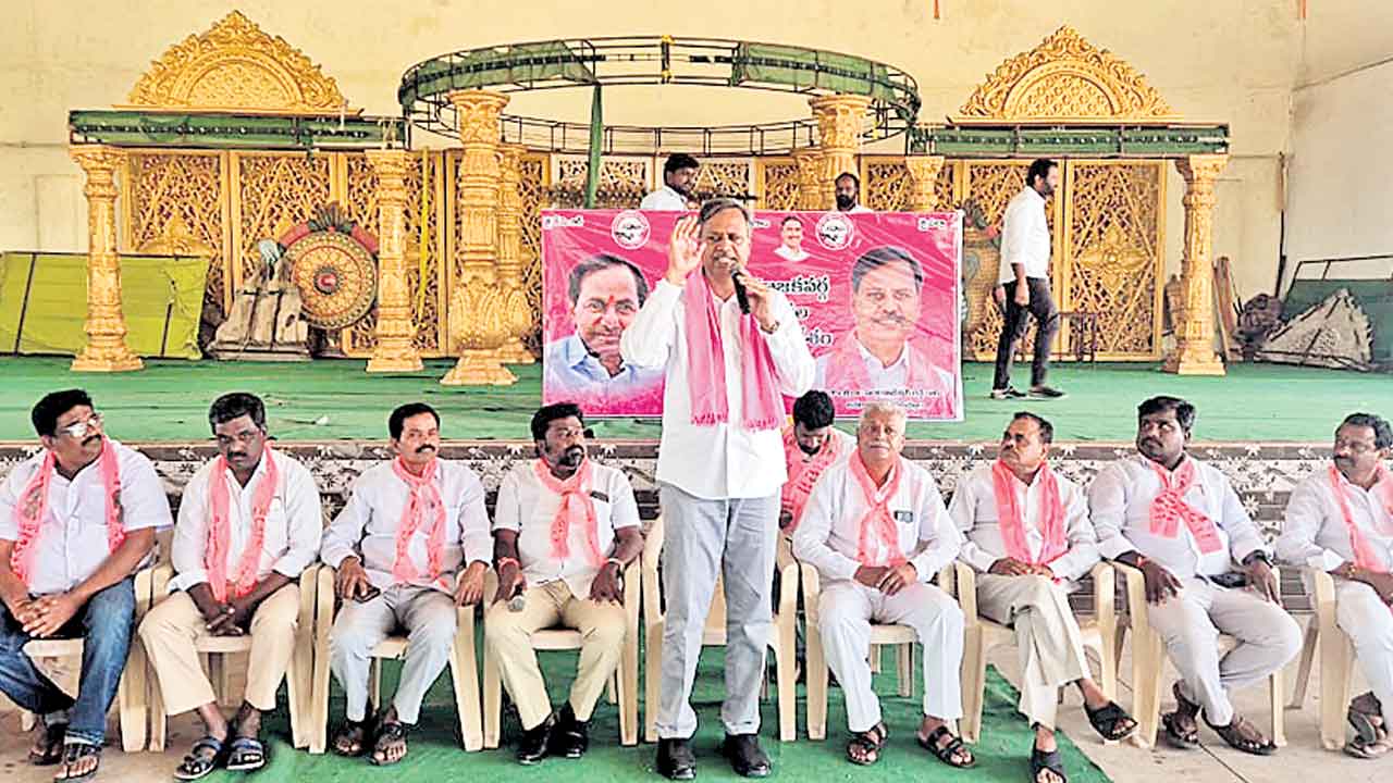 ఊసరవెల్లి కడియం ముసుగు తొలగిస్తాం