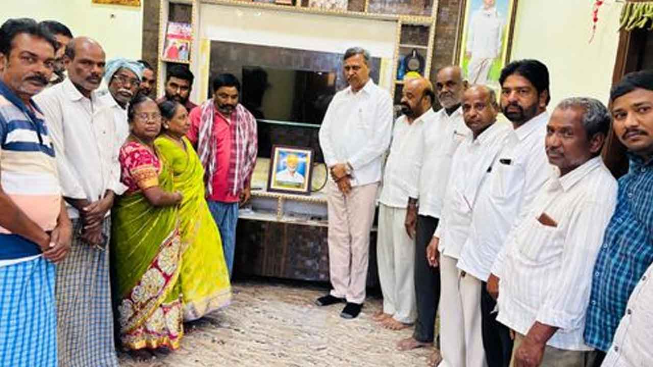 MLA Palla | ఆంజనేయులు కుటుంబాన్ని పరామర్శించిన ఎమ్మెల్యే పల్లా రాజేశ్వర్ రెడ్డి