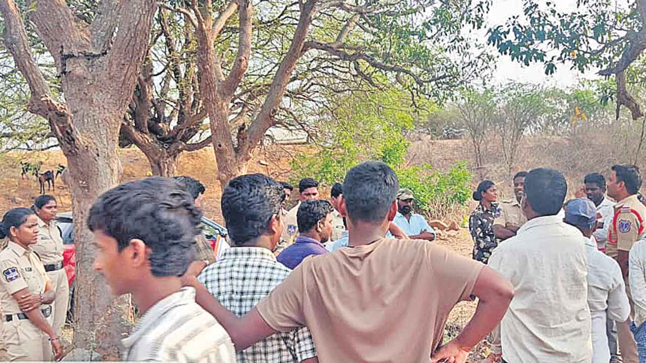 పెద్ద చెరువు ఫెన్సింగ్‌ను అడ్డుకున్న రైతులు