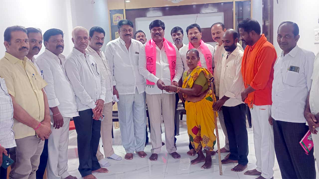 BRS | బీఆర్‌ఎస్‌ రజతోత్సవ సభకు వృద్ధురాలి చేయూత.. పెద్ది సుదర్శన్‌ రెడ్డికి పెన్షన్‌ డబ్బుల అందజేత