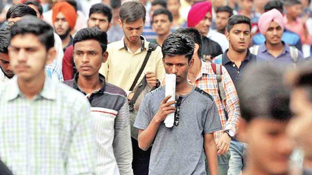 Peon Jobs | ప్యూన్‌ ఉద్యోగాలకు 25 లక్షల దరఖాస్తులు.. పోటీలో పీహెచ్‌డీ స్కాలర్లు, యూపీఎస్సీ ఆశావహులు