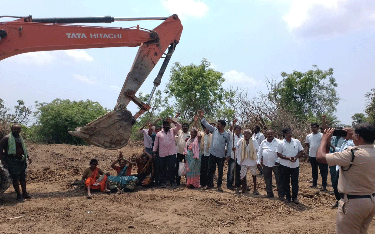 Khammam Rural : పంట భూముల పైకి జేసీబీ, బుల్డోజ‌ర్ల రాక‌.. పోలెపల్లిలో తీవ్ర ఉద్రిక్త‌త‌