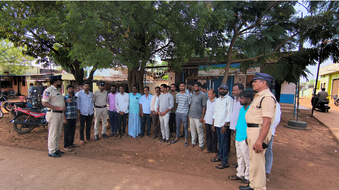 Cyber Crime | సైబ‌ర్ నేరాల‌పై అప్ర‌మ‌త్తంగా ఉండాలి.. ప్ర‌జ‌ల‌కు అవ‌గాహ‌న క‌ల్పించిన పోలీసులు