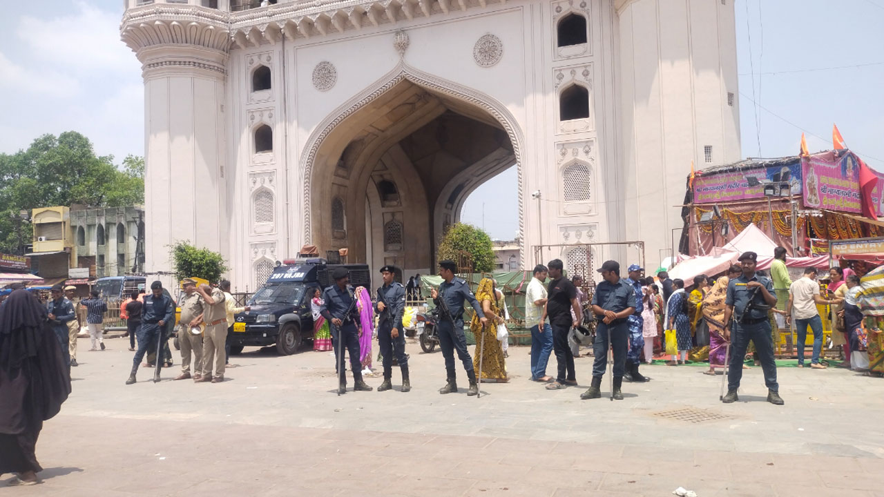 Old City | నివురుగప్పిన నిప్పులా పాతనగరం.. భారీగా పోలీసులు మోహ‌రింపు