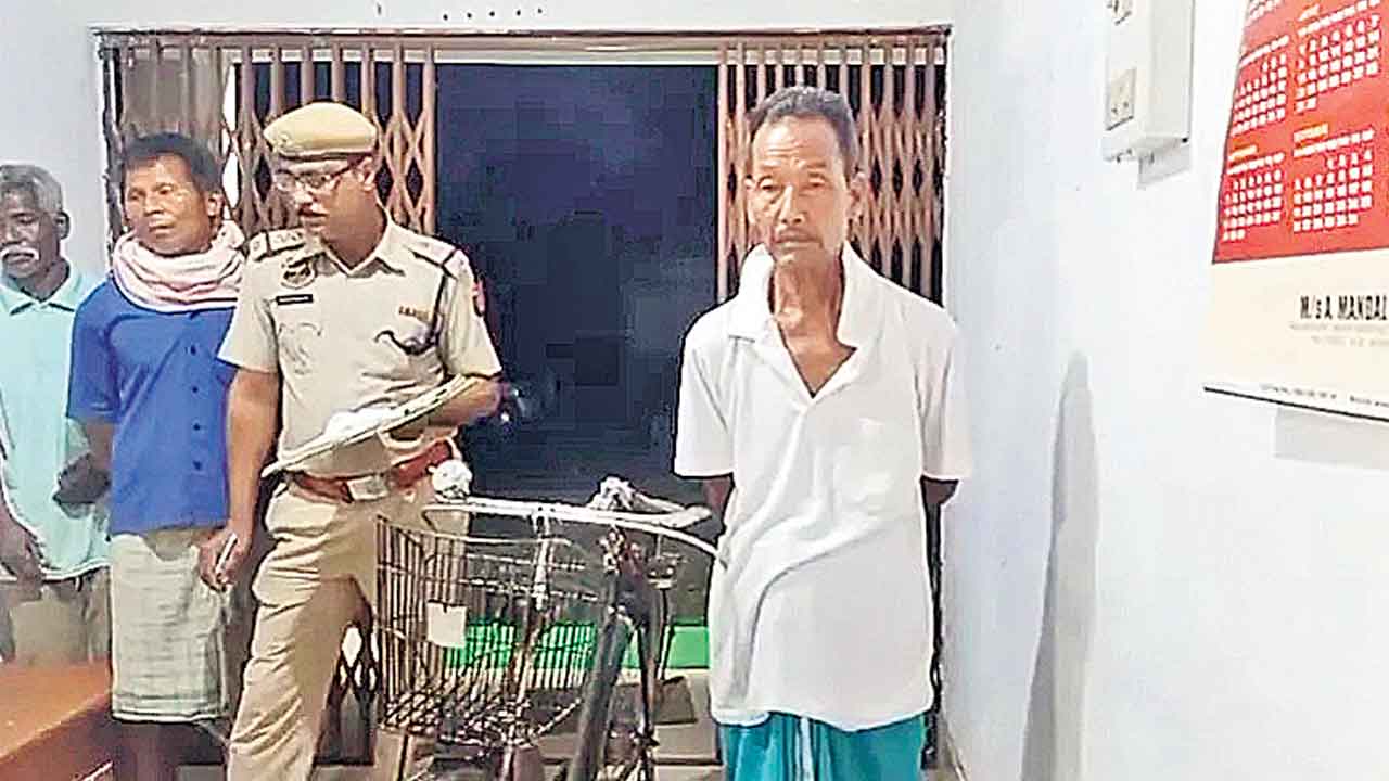 భార్య తల నరికి.. తలతో పోలీస్‌స్టేషన్‌కు.. అస్సాంలో ఓ వృద్ధుడి కిరాతకం