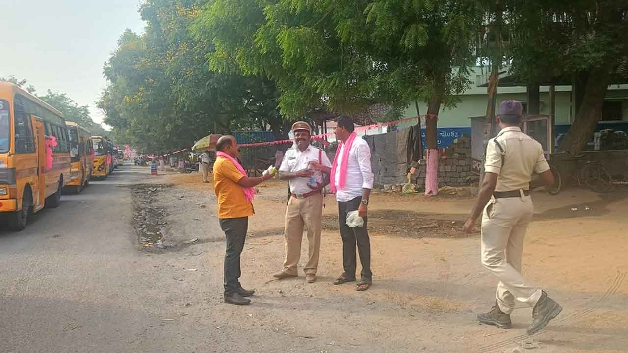 BRS leaders | పోలీసులకు పండ్లు, మజ్జిగ ప్యాకెట్లు అందజేసిన బీఆర్‌ఎస్‌ నాయకులు