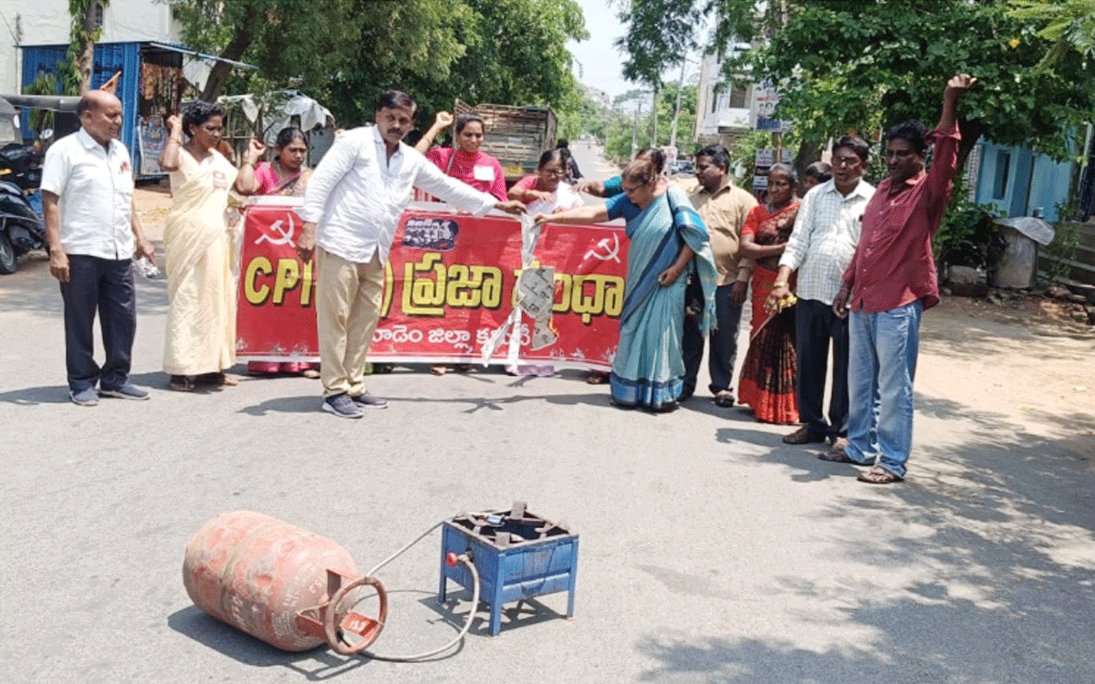 Kothugudem : పెంచిన వంట గ్యాస్, పెట్రోల్, డీజిల్ ధరలు తగ్గించాలి : చంద్ర అరుణ