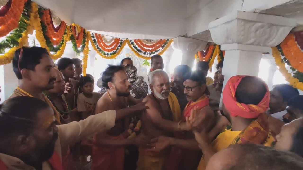 Congress corporator | అర్చకుడిని దూషించిన కాంగ్రెస్ కార్పొరేటర్ : వీడియో