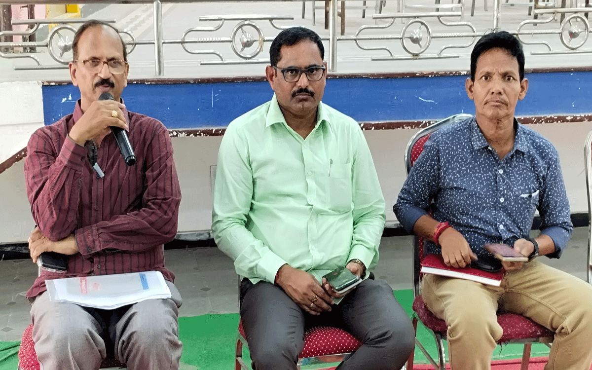 Rajiv Yuva Vikas : ఉపాధి కలిగించే యూనిట్లను ఎంపిక చేసుకోవాలి : బి.పురంధ‌ర్‌