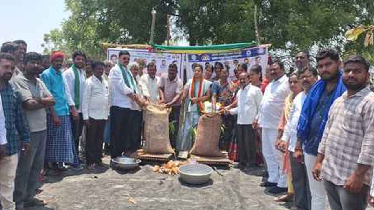 Purchasing centers | గిట్టుబాటు ధర కోసమే కొనుగోలు కేంద్రాలు : నల్లనాగుల శ్వేత