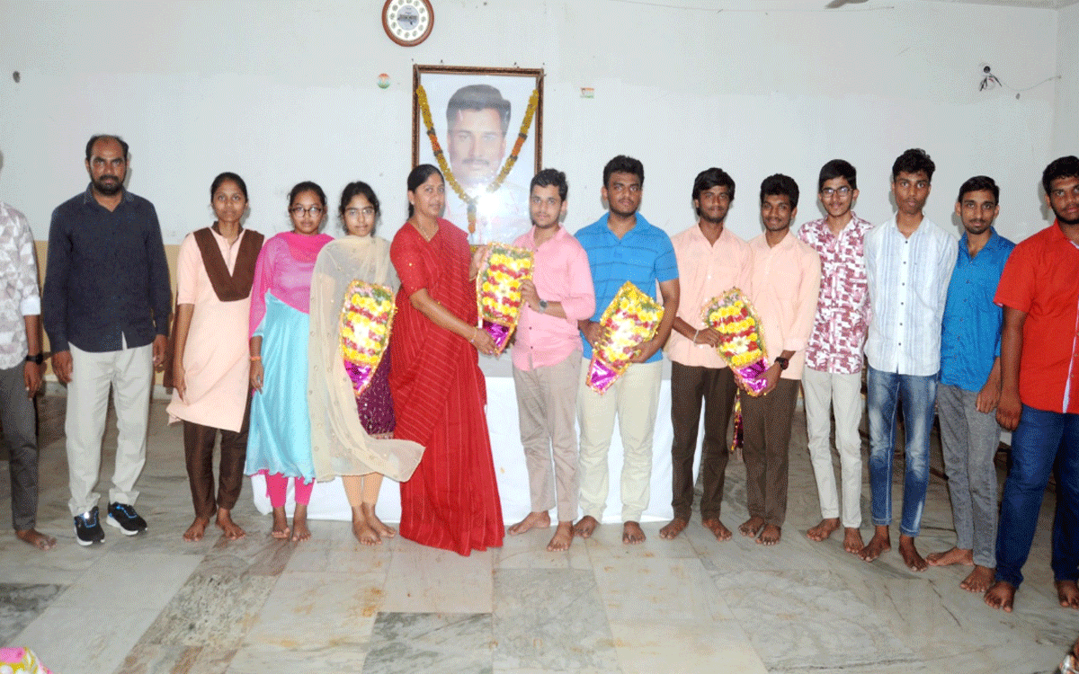 Kodada : జేఈఈ మెయిన్స్‌లో కోదాడ రేస్ ఐఐటీ అకాడ‌మీ విద్యార్థుల ప్ర‌తిభ‌