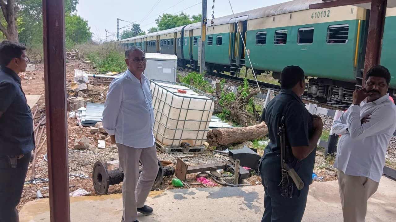 గాంధీపురం రైల్వే గేటును పరిశీలించిన ఎంపీ