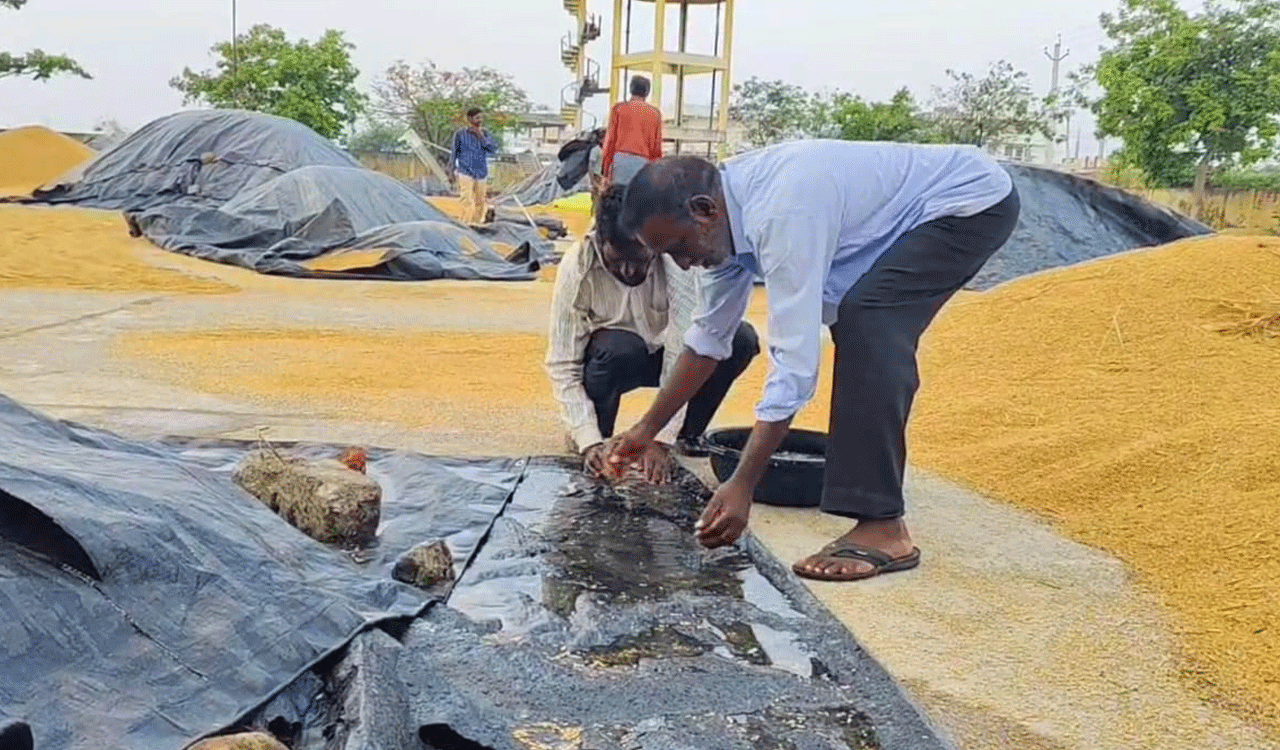 Manthani | అకాల వర్షంతో అన్నదాతల ఆగమాగం