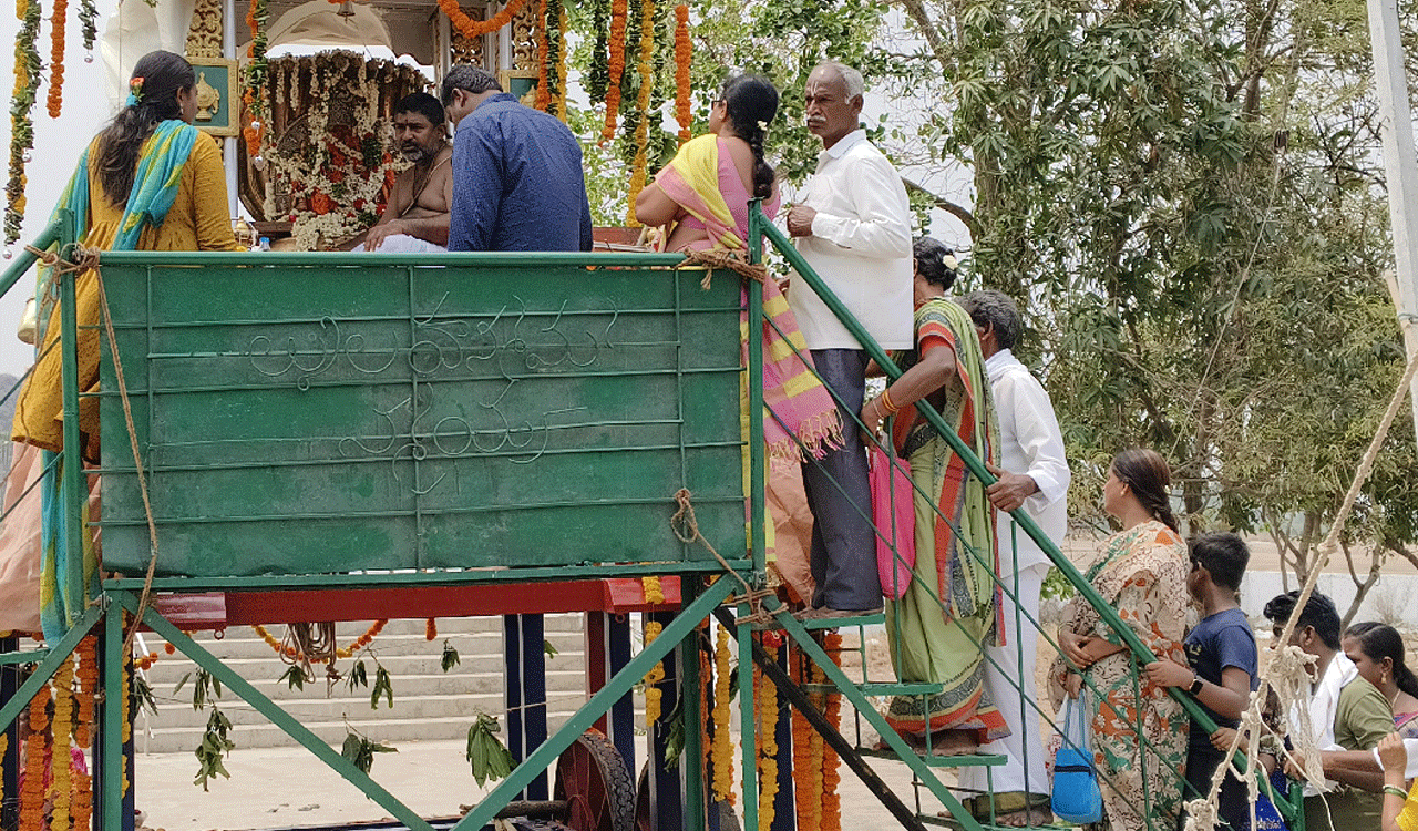 Peddapally | వైభవంగా నీరుకుల్ల మానేటి రంగనాయక స్వామి వారి రథోత్సవం