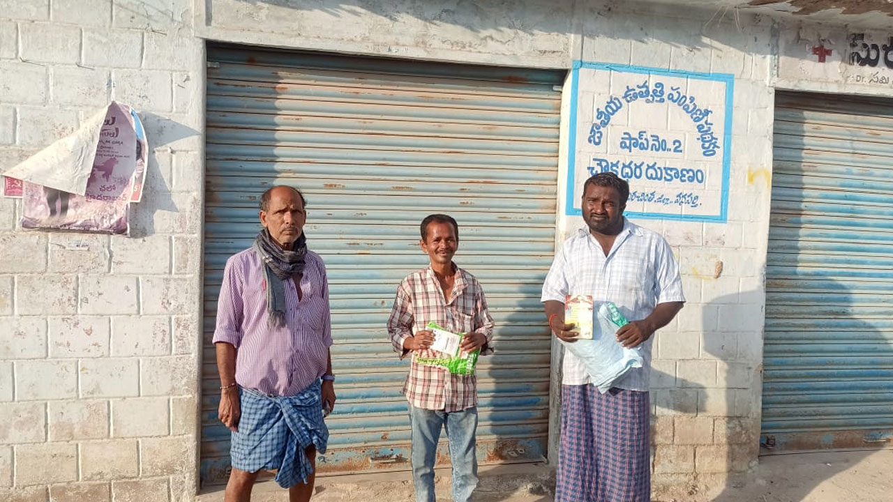 Amarachinta | స‌న్న బియ్యం కోసం పేద‌ల ఎదురుచూపులు.. కానీ ఎమ్మెల్యే ప్రారంభించాకే స‌ర‌ఫ‌రా చేయాలంటూ ఎమ్మార్వోల ఆదేశాలు