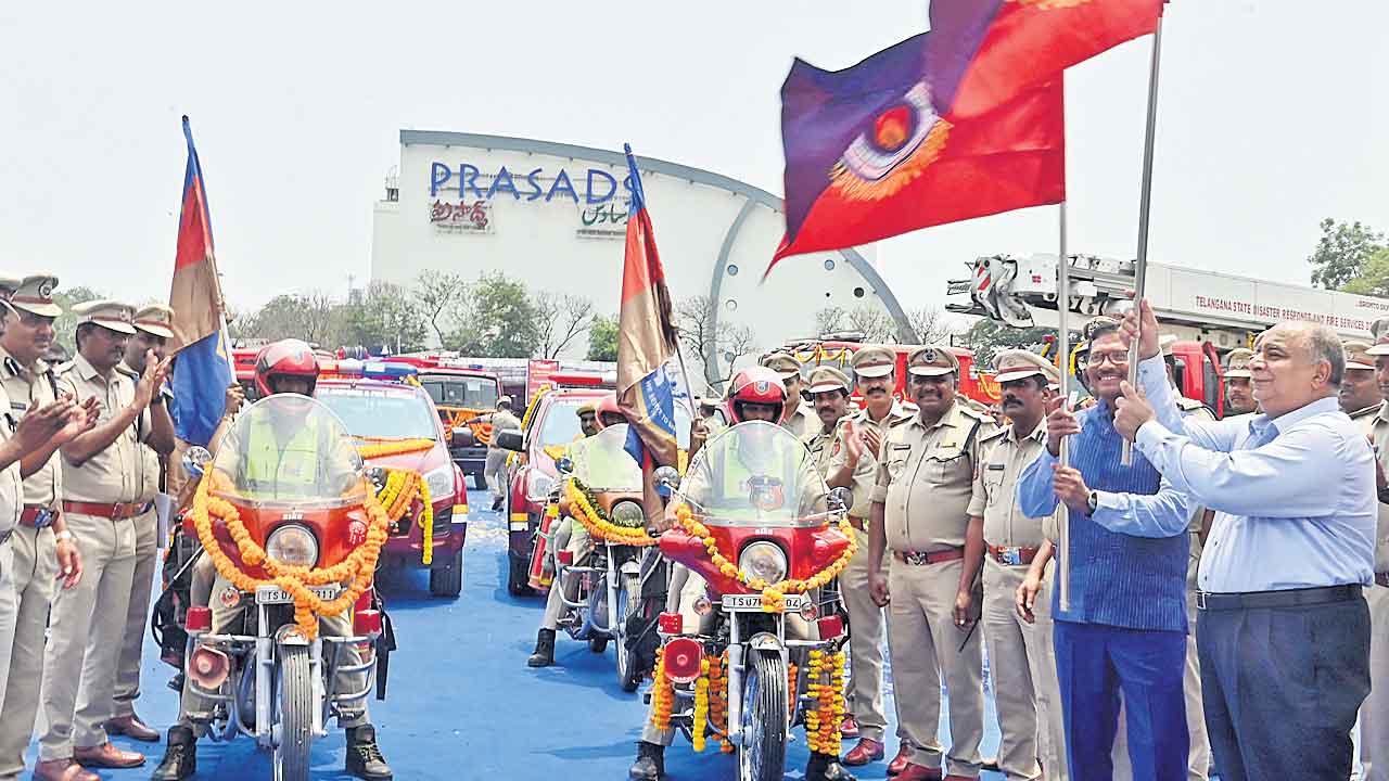 అగ్నిమాపకశాఖకు అత్యాధునిక సామగ్రి