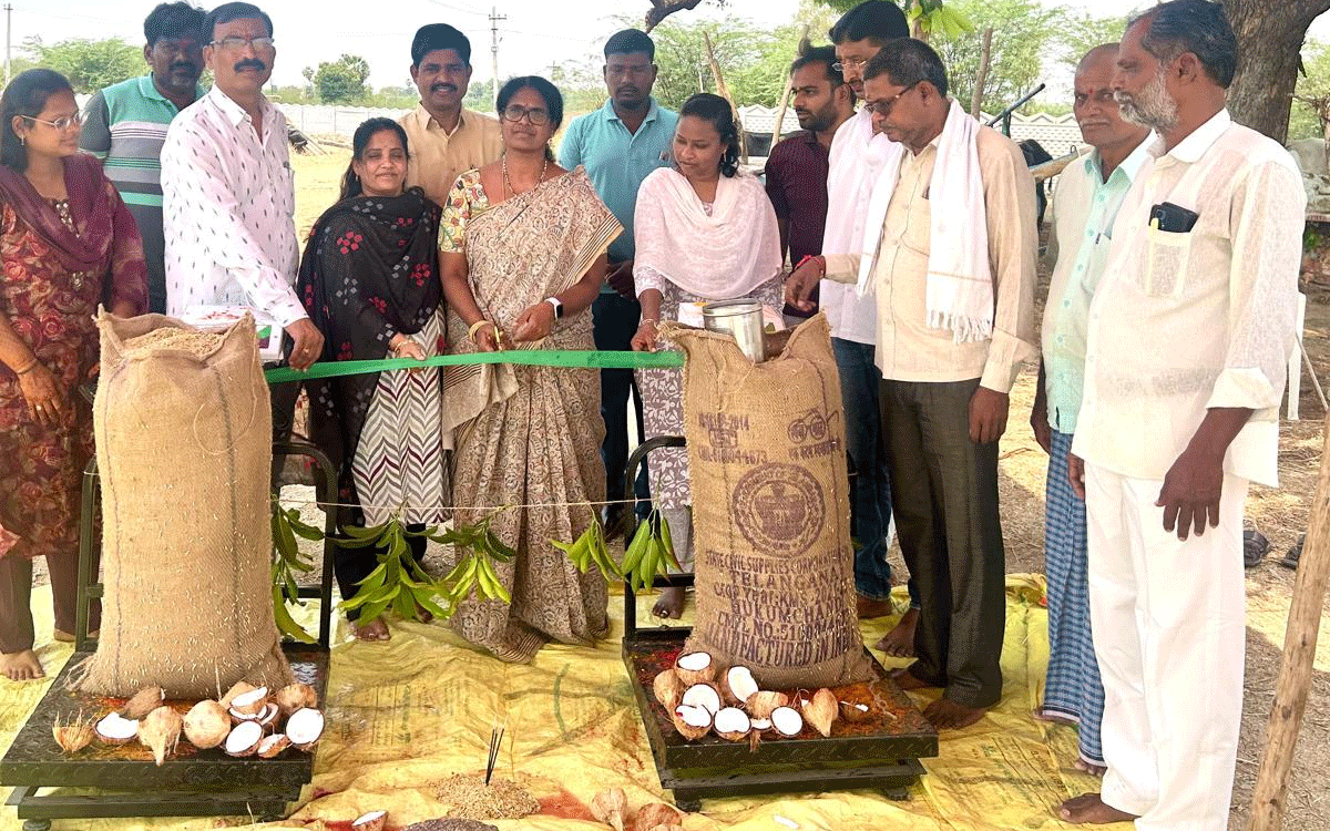 Chandur : రైతులు ధాన్యాన్ని దళారులకు అమ్మి మోసపోవద్దు : చండూరు ఆర్డీఓ శ్రీదేవి