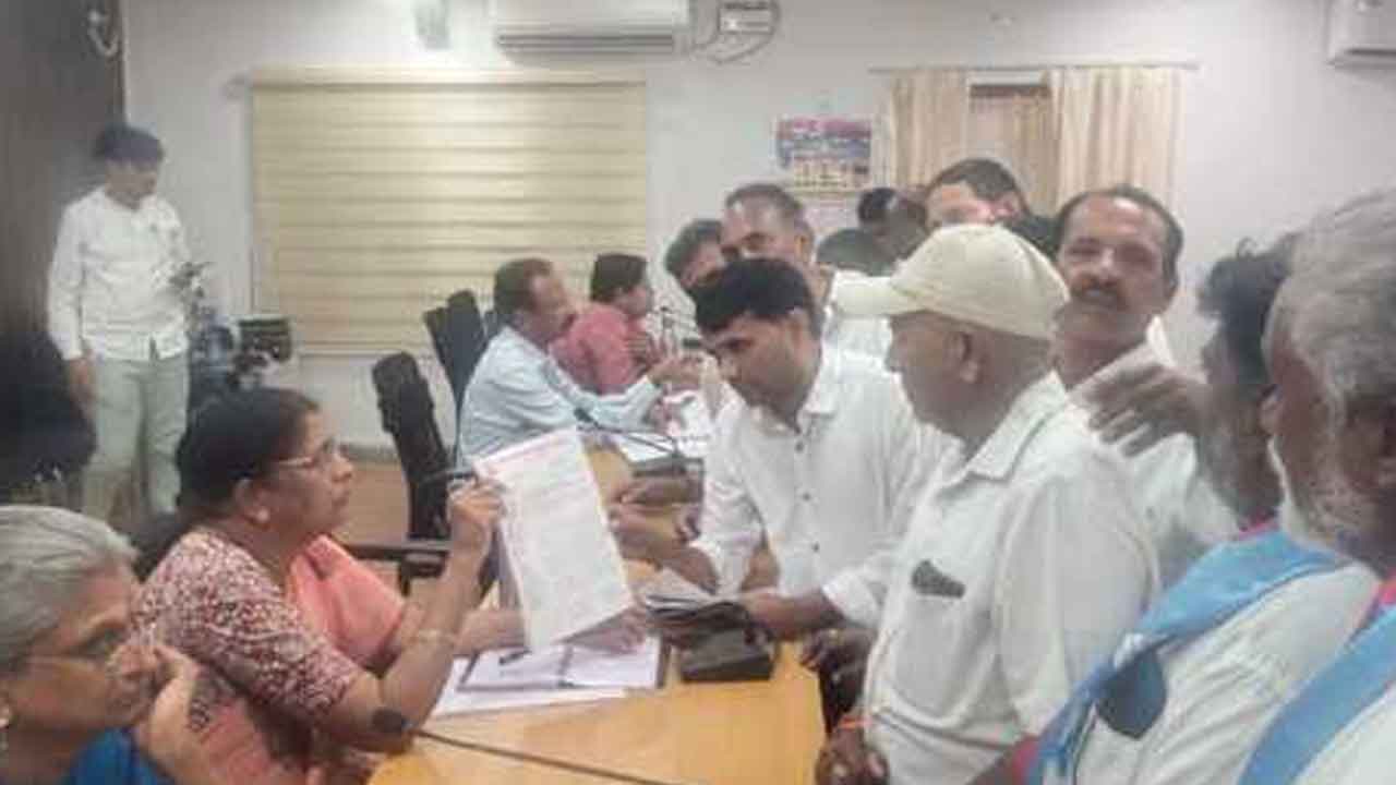 Ration dealers | దొడ్డు బియ్యం నిల్వలను రేషన్ షాపుల నుంచి గోదాములకు తరలించాలి