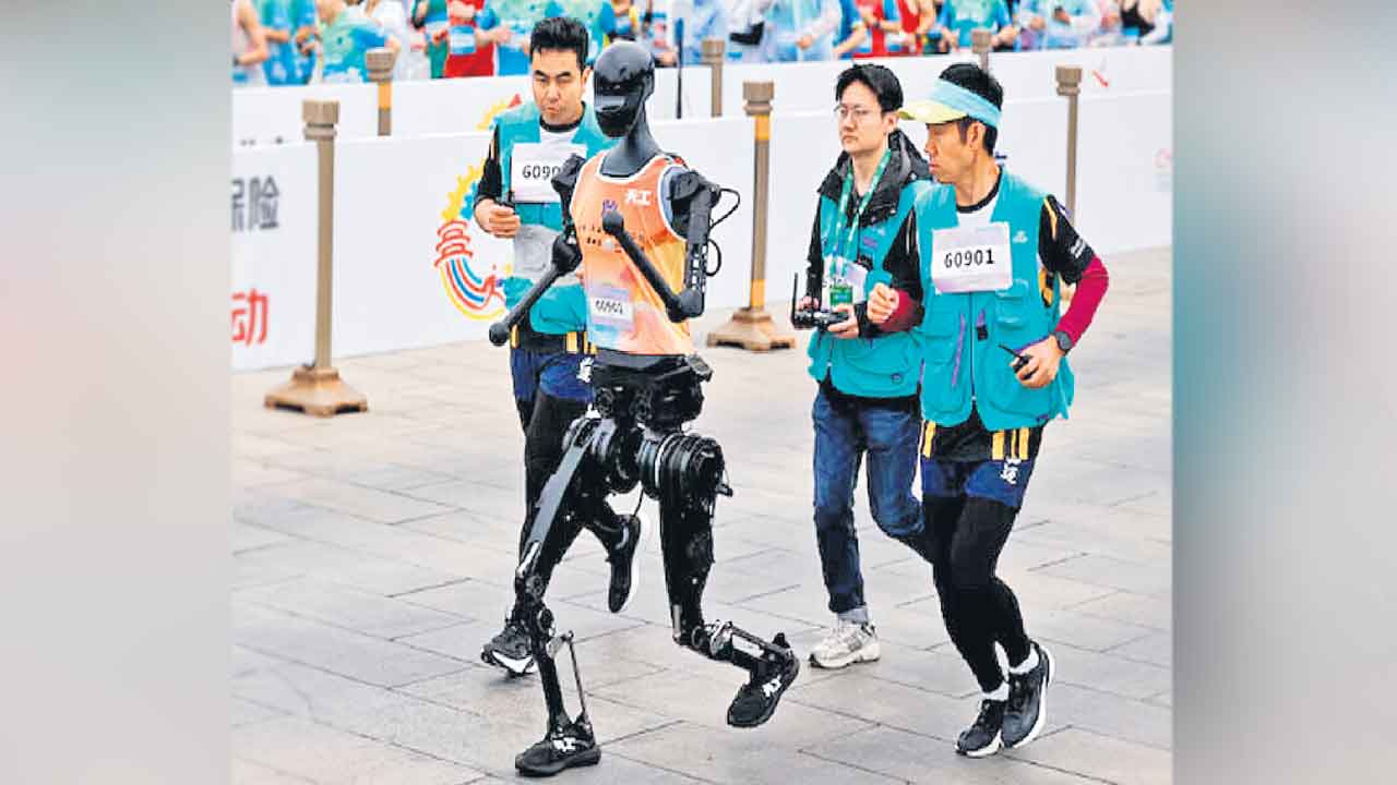 మనుషులతో రోబోల పరుగు పోటీ