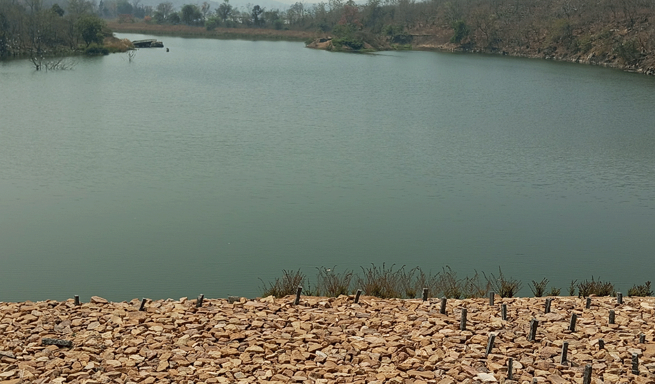 Rollavagu project | రోళ్లవాగు ప్రాజెక్ట్ కు గేట్లు బిగించక వృథాగా పోతున్న నీరు