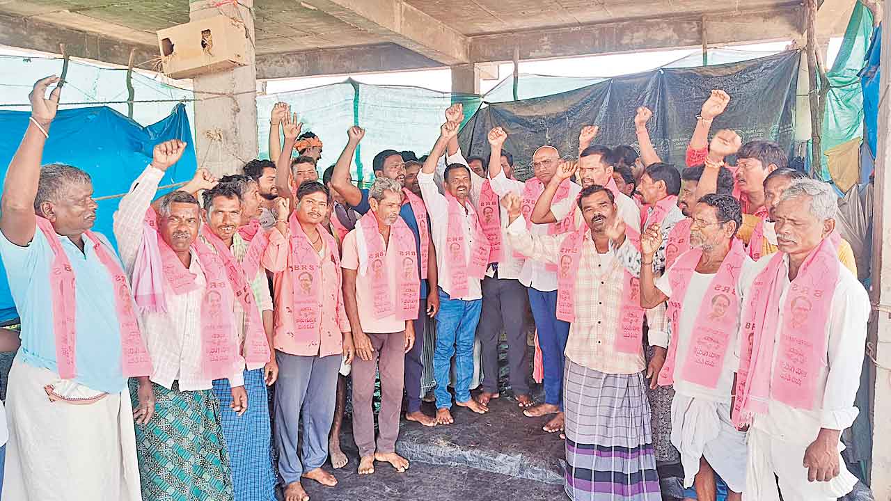 కేసీఆర్‌ పట్టాలిస్తే.. కాంగ్రెస్‌ అడ్డుకుంటుంది