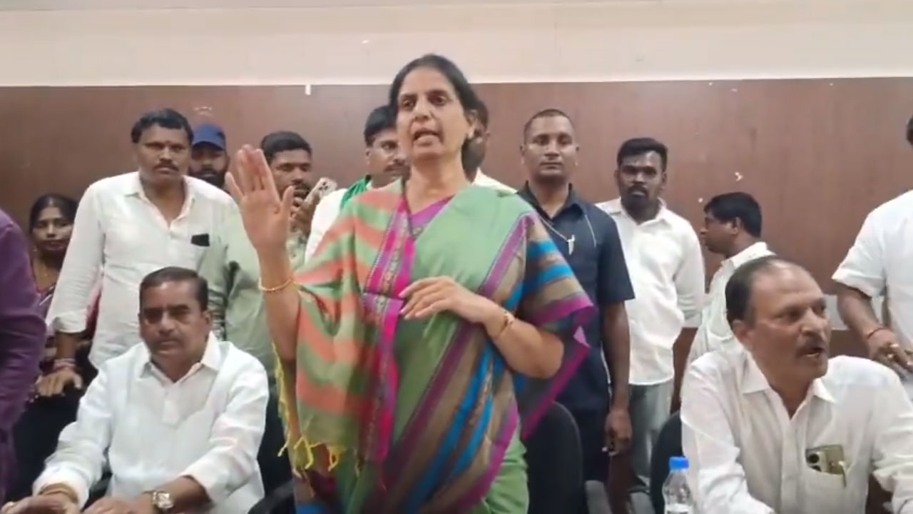 Rangareddy | బీఆర్ఎస్ కార్యకర్తలపై కాంగ్రెస్ కార్యకర్తల దౌర్జన్యం.. వీడియో