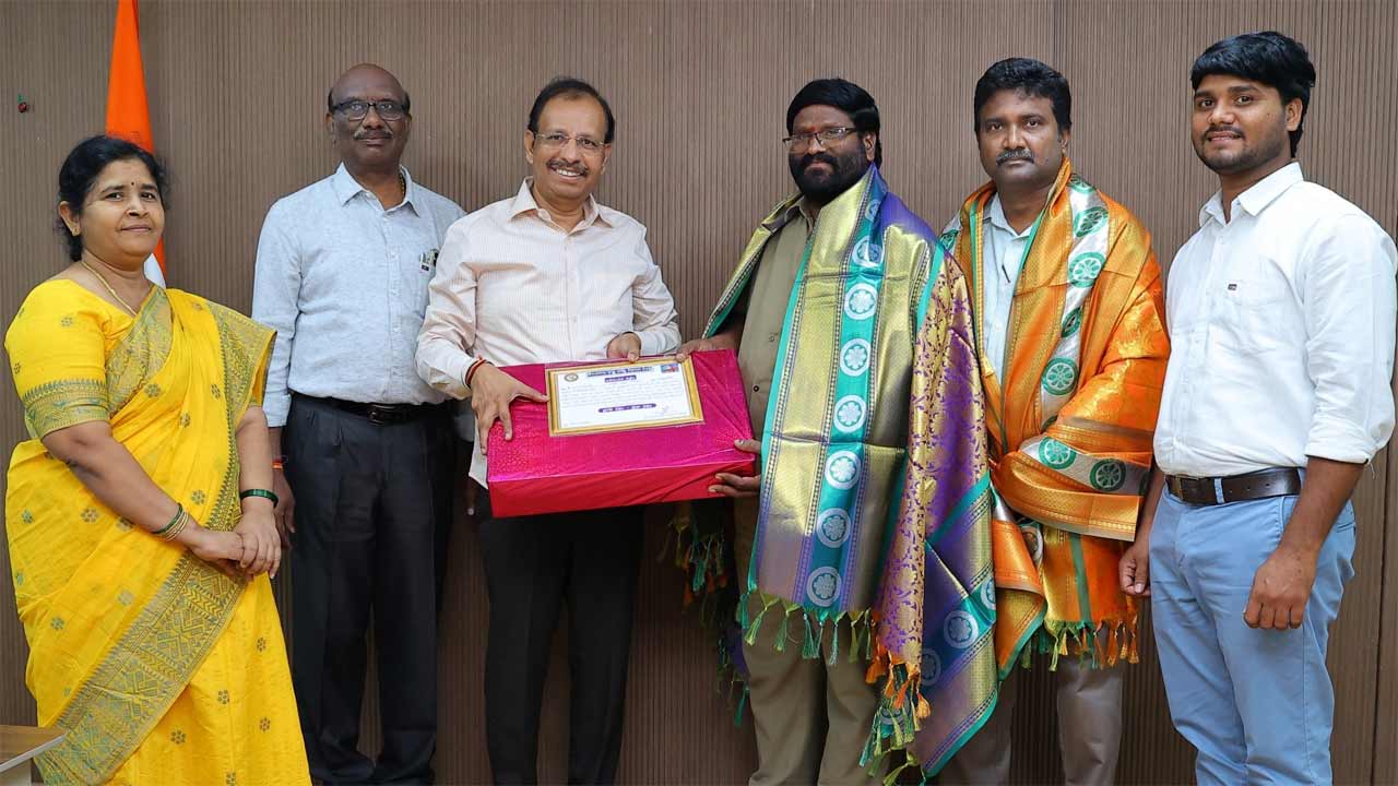 TGSRTC | నిజాయితీ చాటుకున్న ఆర్టీసీ కండక్టర్‌.. 13లక్షల విలువైన బంగారు ఆభరణాల బ్యాగ్‌ ప్రయాణికుడికి అందజేత