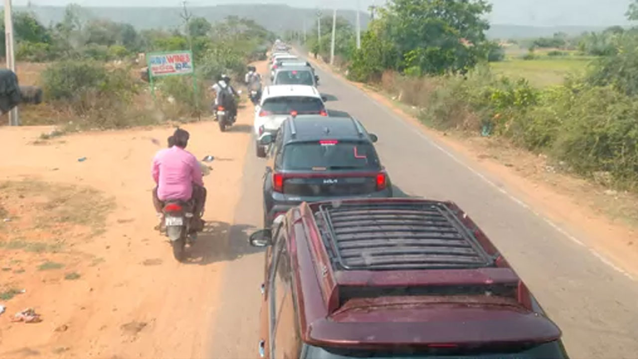 Saleshwaram Jatara | సలేశ్వరం జాతరకు పోటెత్తిన భక్తులు.. శ్రీశైలం ఘాటు రోడ్డుపై 6 కిలోమీటర్ల మేర నిలిచిన ట్రాఫిక్‌