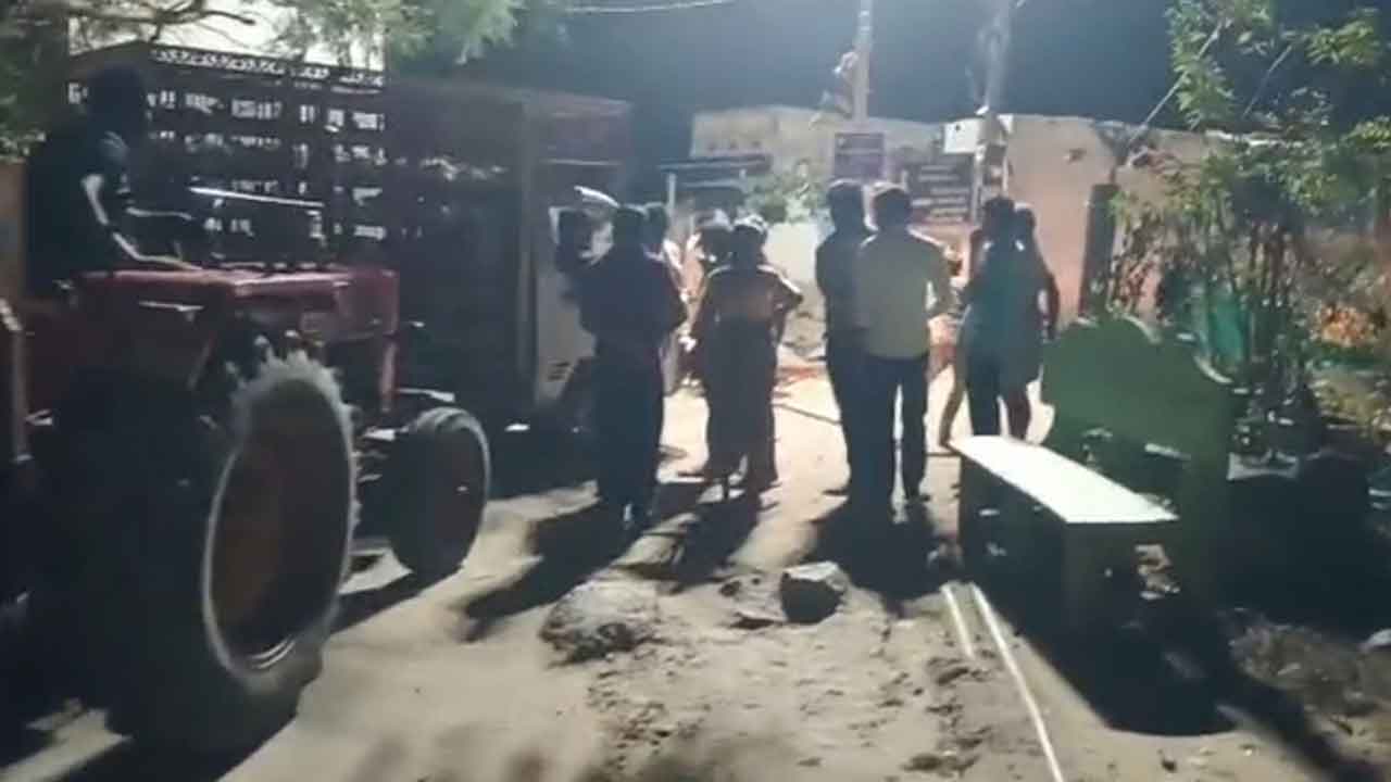 Sand tractors | ఇసుక ట్రాక్టర్లను అడ్డుకున్న పడమటి గూడెం గ్రామస్తులు