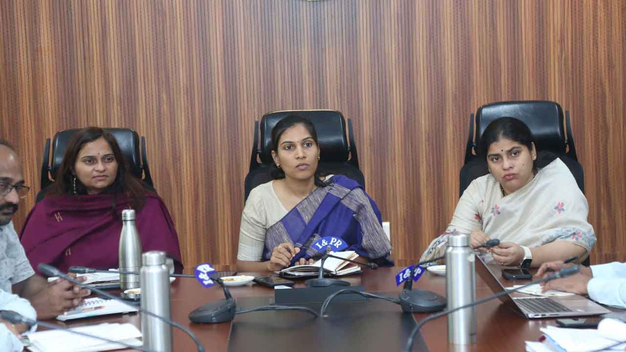 Collector P. Praveenya | భద్రకాళి చెరువు పూడికతీత పనులు వేగవంతం చేయాలి : కలెక్టర్‌ పి. ప్రావీణ్య