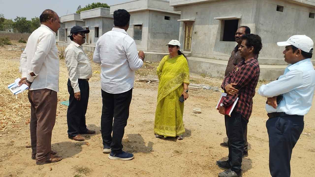 Satya Sharada | డబుల్ బెడ్ రూమ్ ఇండ్ల నిర్మాణ పనులను పరిశీలించిన కలెక్టర్ సత్య శారద