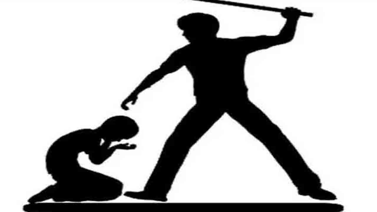 విద్యార్థిపై హెచ్‌ఎం దాడి : విరిగిన చేయి