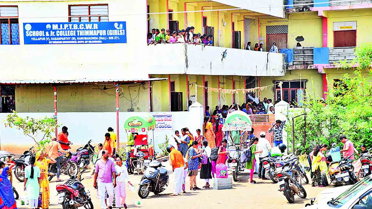 విద్యార్థుల ఇంటి బాట..