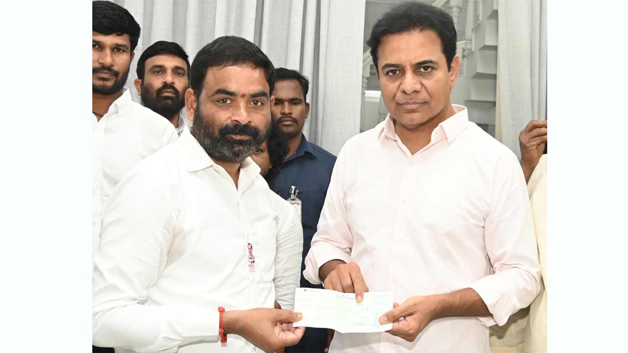 బీఆర్‌ఎస్‌ రజతోత్సవ సభకు మూడు నెలల వేతనం అందజేసిన ఎమ్మెల్సీ శంబీపూర్‌ రాజు