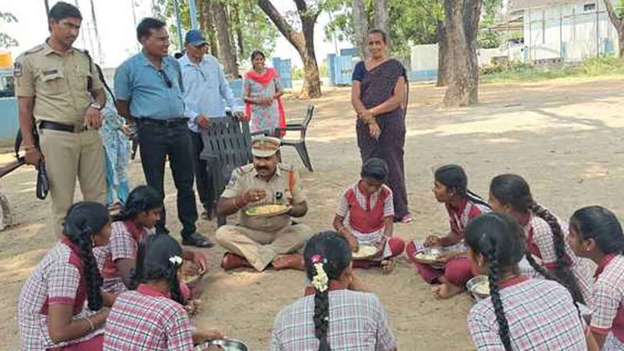 Summer vacations | వేసవి సెలవుల్లో విద్యార్థులు జాగ్రత్తగా ఉండాలి : ఎస్‌ఐ వెంకటేశ్వర్లు