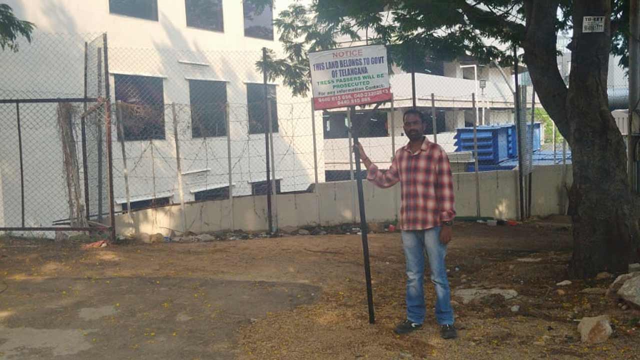 నమస్తే తెలంగాణ ఎఫెక్ట్‌.. ఆక్రమణకు గురైన ఖాళీ ప్రభుత్వ స్థలం స్వాధీనం